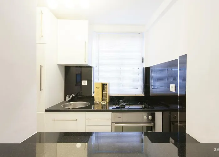 Revelin- Great Location *