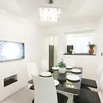 Revelin- Great Location Ferienhaus